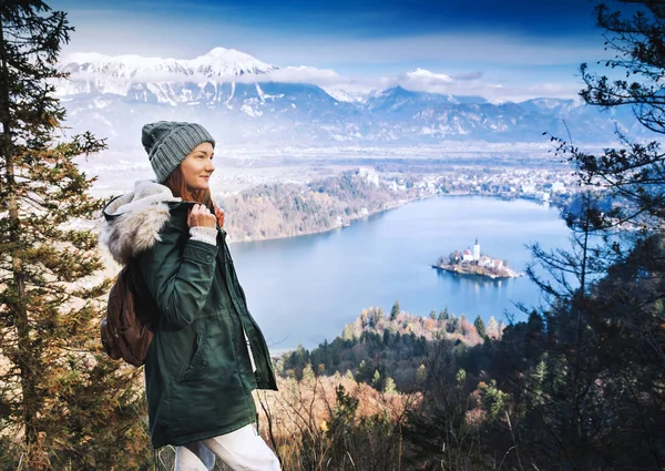 Hiking young woman with alps mountains and alpine lake on backgr — Stock Photo, Image