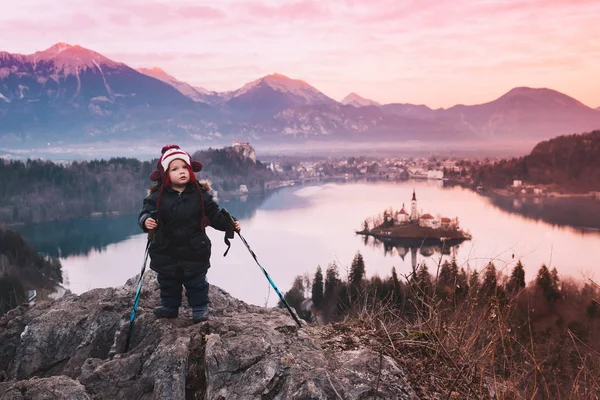 Gyermek túrázás lengyelek a tó Bled, Szlovénia, Európa — Stock Fotó