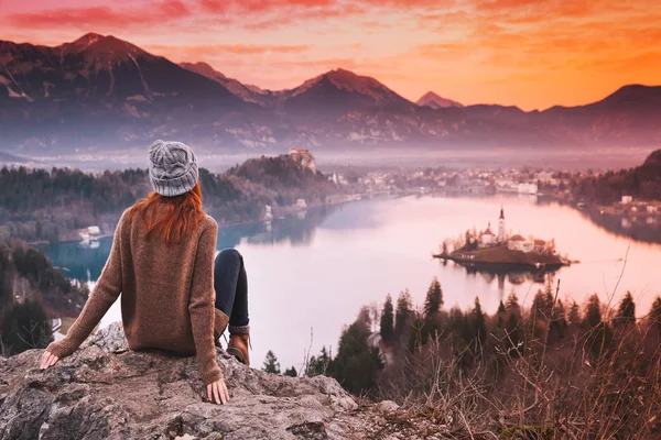 Mujer joven viajera mirando al atardecer en Bled Lake, Eslovenia , — Foto de Stock