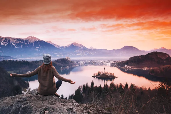 Mujer joven viajera mirando al atardecer en Bled Lake, Eslovenia , — Foto de Stock