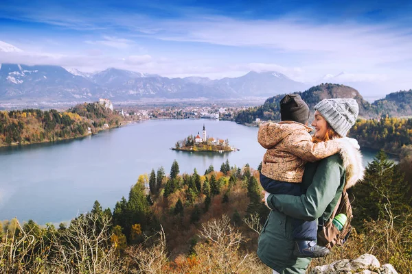 Familia viajera en Bled Lake, Eslovenia, Europa — Foto de Stock