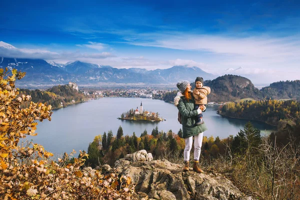 Cestování, rodina při pohledu na Bledské jezero, Slovinsko, Evropa — Stock fotografie