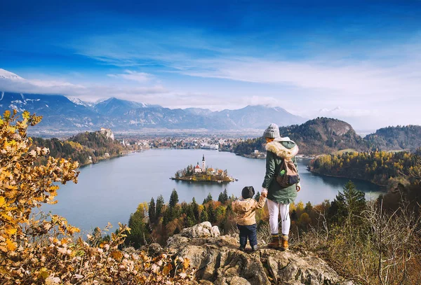 Cestování, rodina při pohledu na Bledské jezero, Slovinsko, Evropa — Stock fotografie