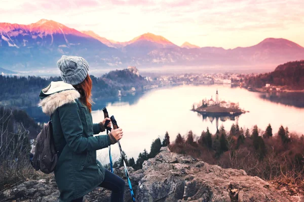 Utazás a fiatal nő keresi a naplementében Bled Lake, Szlovénia, — Stock Fotó