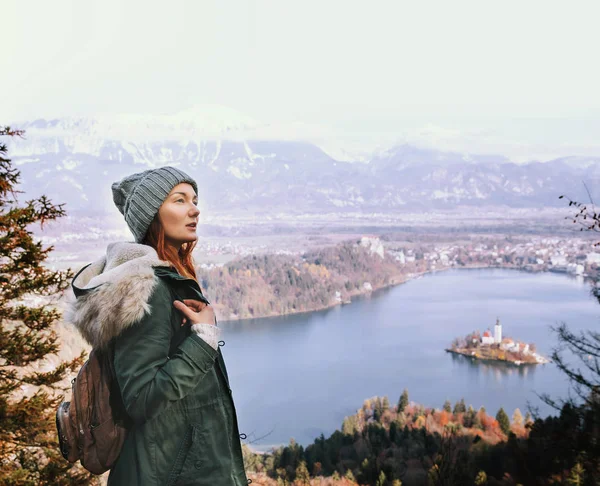Пешая молодая женщина с альпийскими горами и альпийским озером на backgr — стоковое фото