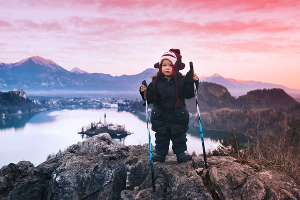 Kind mit Wanderstöcken am See, Slowenien, Europa — Stockfoto