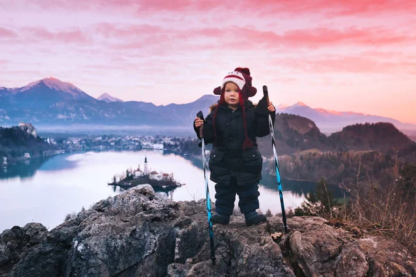 Niño con bastones de trekking en Bled Lake, Eslovenia, Europa — Foto de Stock