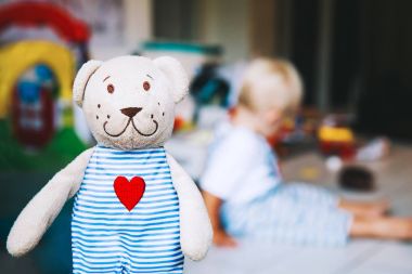 Oyuncak ayı yakın çekim çocuk ve oyuncaklar ile arka plan.