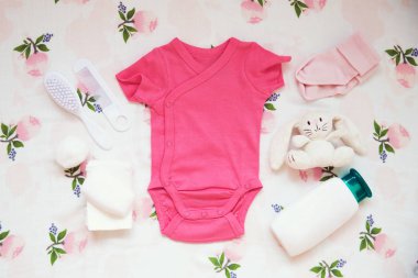 Bebek giysileri ve ihtiyaçlar kumaş arka plan. 