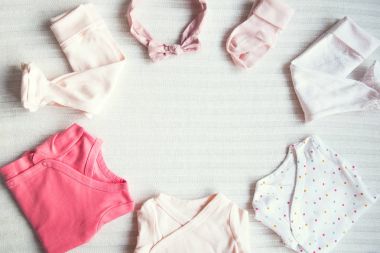 Bebek kız giysileri. Kumaş arka plan. 