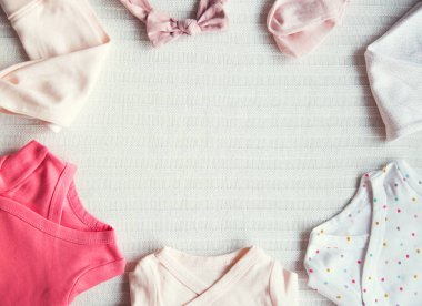 Bebek kız giysileri. Kumaş arka plan. 