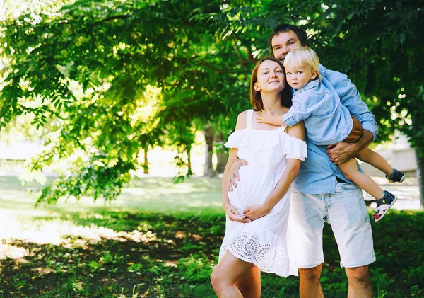 Счастливая беременная семья в ожидании ребенка . — стоковое фото