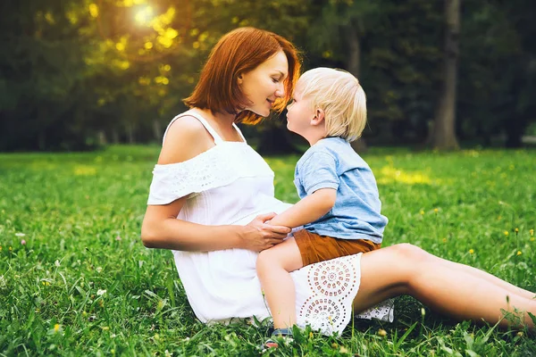 Madre amorosa y su hijo en la naturaleza — Foto de Stock