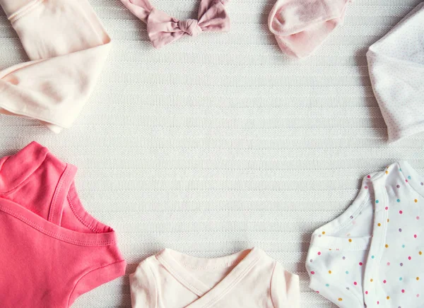 Bebek kız giysileri. Kumaş arka plan. 