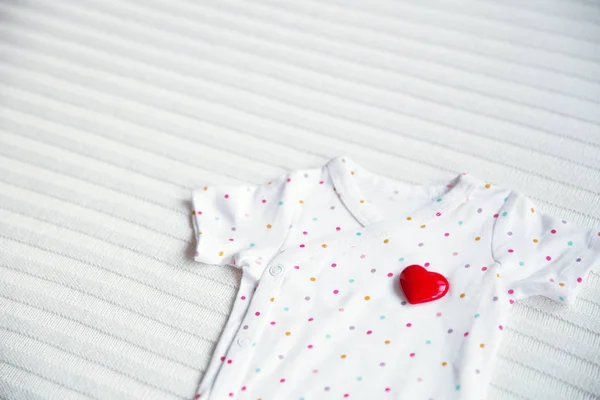 Ubrania dla dzieci z symbol serca — Zdjęcie stockowe