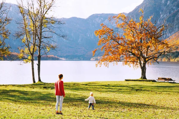 Семья на озере Фелинь, Словения, Европа — стоковое фото