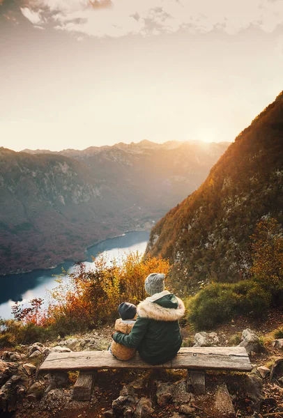 Madre con hijo mirando la puesta de sol en las montañas . — Foto de Stock