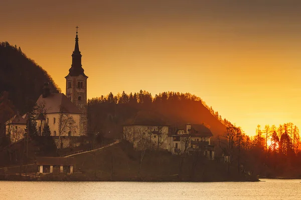 Fantastisk utsikt på Bledsjön på soluppgången, Slovenien. — Stockfoto