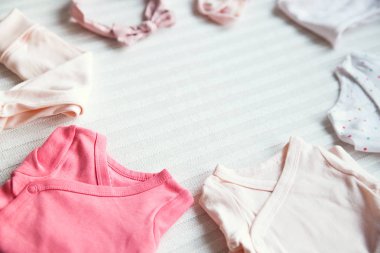 Bebek kız giysileri. Kumaş arka plan. 
