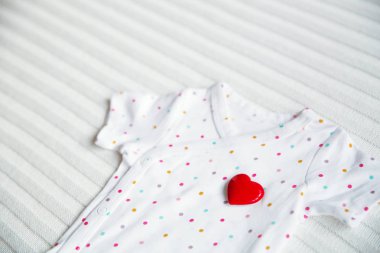 Bebek giysileri ile kalp sembolü 
