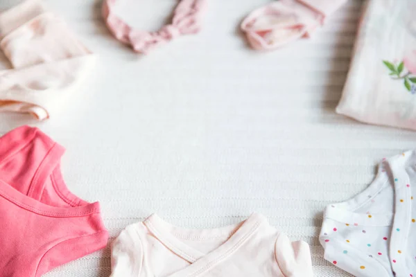 Des vêtements de bébé fille. Fond de tissu . — Photo