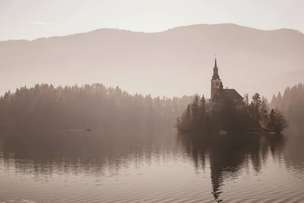 Fantastisk utsikt över Bledsjön i dimma, Slovenien. — Stockfoto