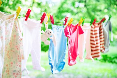 clothesline üzerinde asılı bebek giysileri.