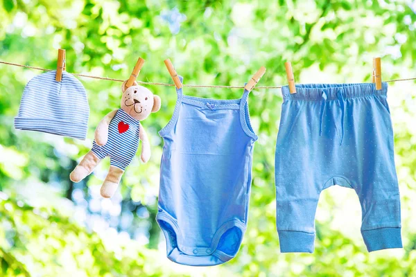 Дитячий одяг, що висить на лінії одягу . — стокове фото