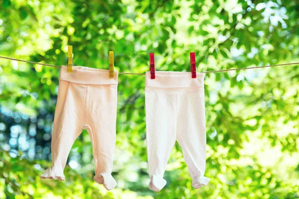 Ropa de bebé colgando en el tendedero . — Foto de Stock