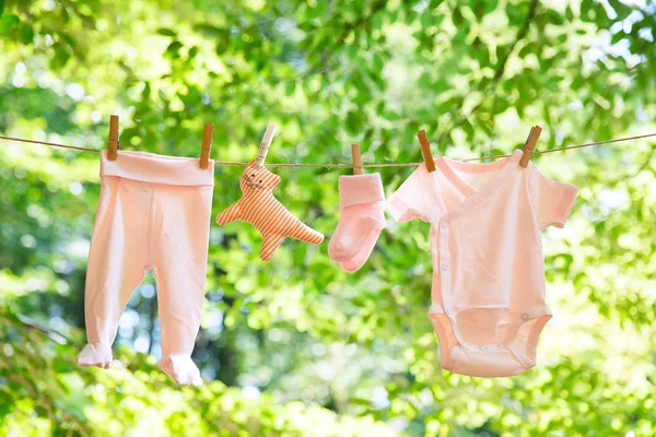 clothesline üzerinde asılı bebek giysileri.
