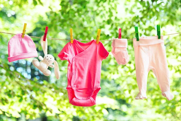 Babykleidung hängt an der Wäscheleine. — Stockfoto