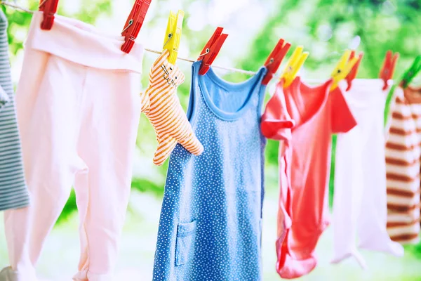 Vestiti per bambini appesi alla clothesline . — Foto Stock