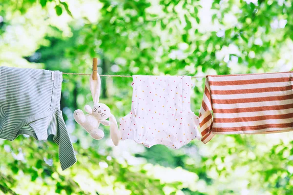 clothesline üzerinde asılı bebek giysileri.