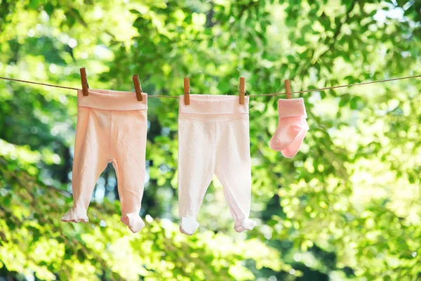 Ropa de bebé colgando en el tendedero . —  Fotos de Stock