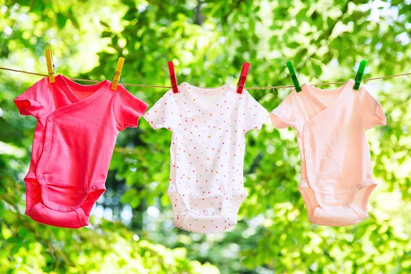 clothesline üzerinde asılı bebek giysileri.