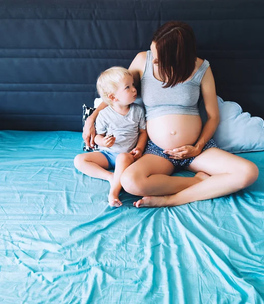 Kobiety w ciąży z pierwszym dzieckiem po raz drugi. — Zdjęcie stockowe