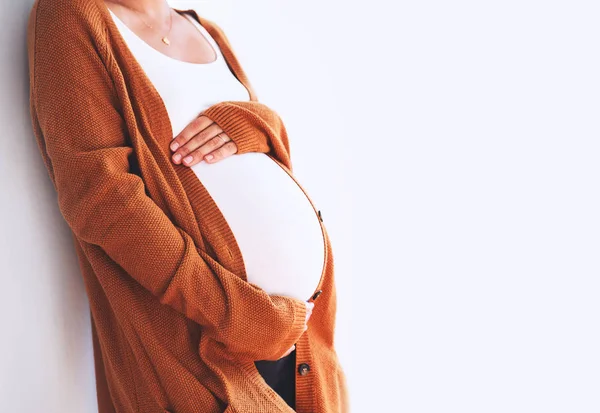 Uma grávida de perto a tocar na barriga. Mãe antecipação — Fotografia de Stock