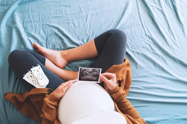 怀孕妇女持有的超声图像 — 图库照片