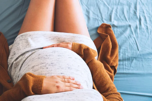 Vacker gravid kvinna väntar en baby. — Stockfoto