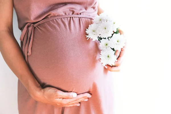 Close-up zwangere vrouw op een witte achtergrond. — Stockfoto