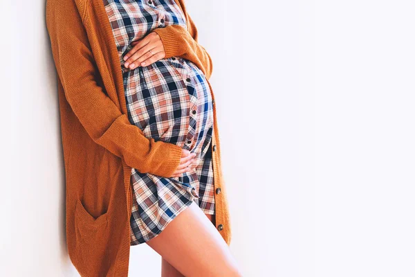 Nahaufnahme einer schwangeren Frau, die ihren Bauch berührt. Vorfreude der Mutter — Stockfoto