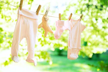 clothesline üzerinde asılı bebek giysileri.