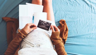 Ultrason görüntüsü ve tıbbi belgeleri bakarak hamile kadın