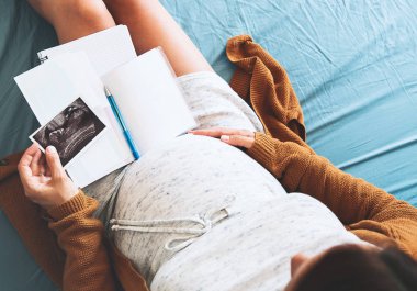 Ultrason görüntüsü ve tıbbi belgeleri bakarak hamile kadın