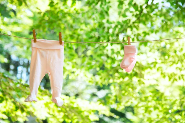 clothesline üzerinde asılı bebek giysileri.