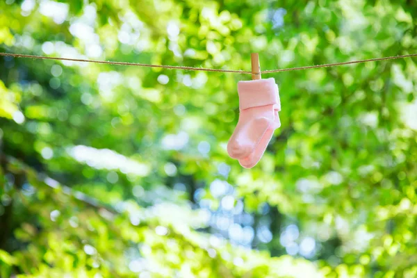 clothesline üzerinde asılı bebek giysileri.