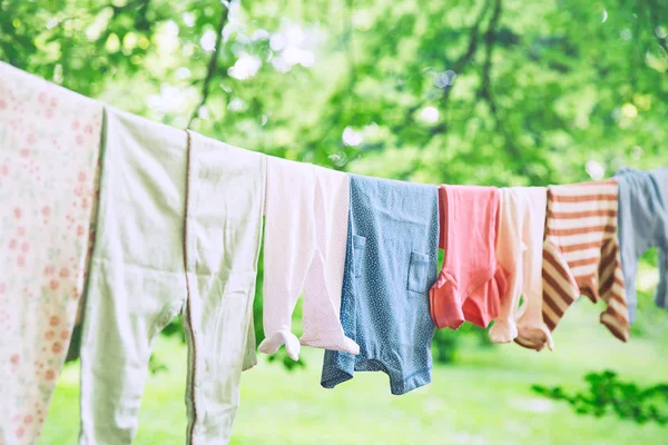 clothesline üzerinde asılı bebek giysileri.