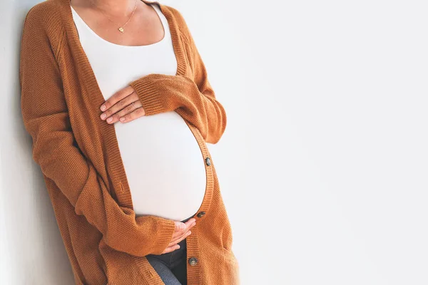 Uma grávida de perto a tocar na barriga. Mãe antecipação — Fotografia de Stock