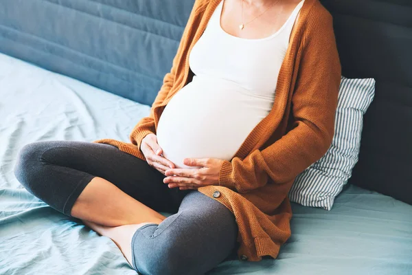 Krásná těhotná žena čeká dítě. — Stock fotografie