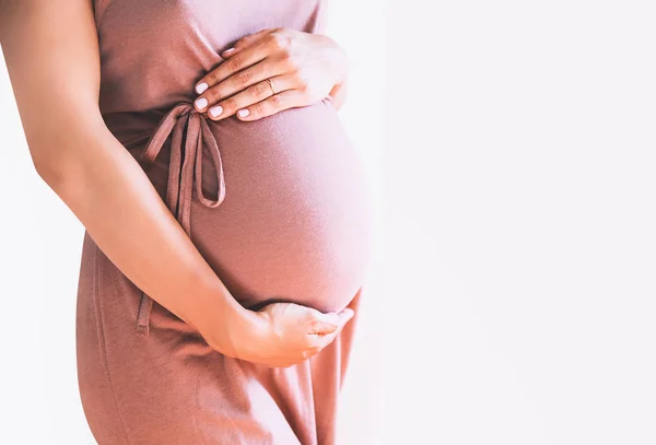Kobieta w ciąży trzyma ręce na brzuchu. Szczelnie-do góry — Zdjęcie stockowe